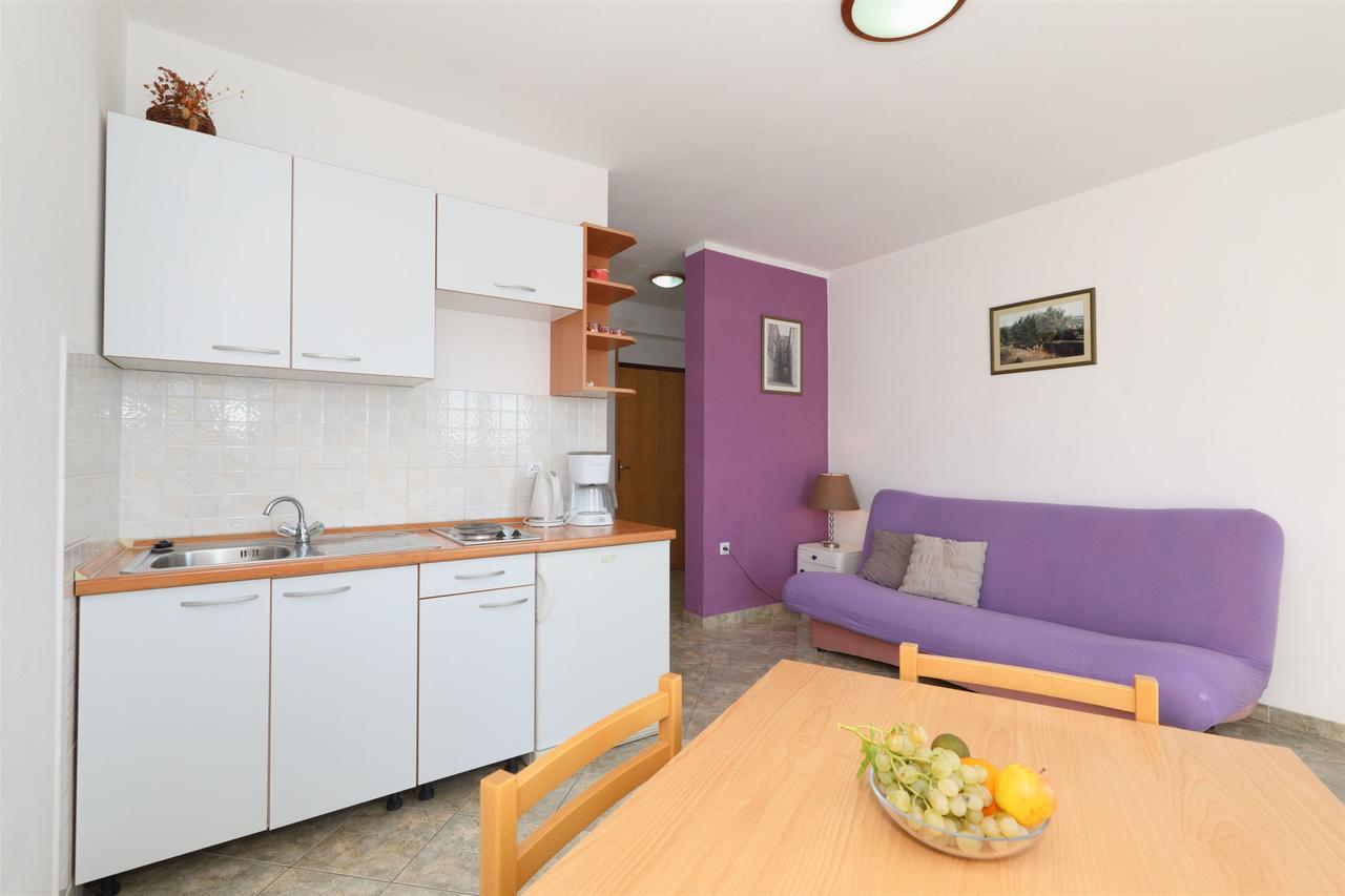 Apartments Snjezana Tisno Exterior photo
