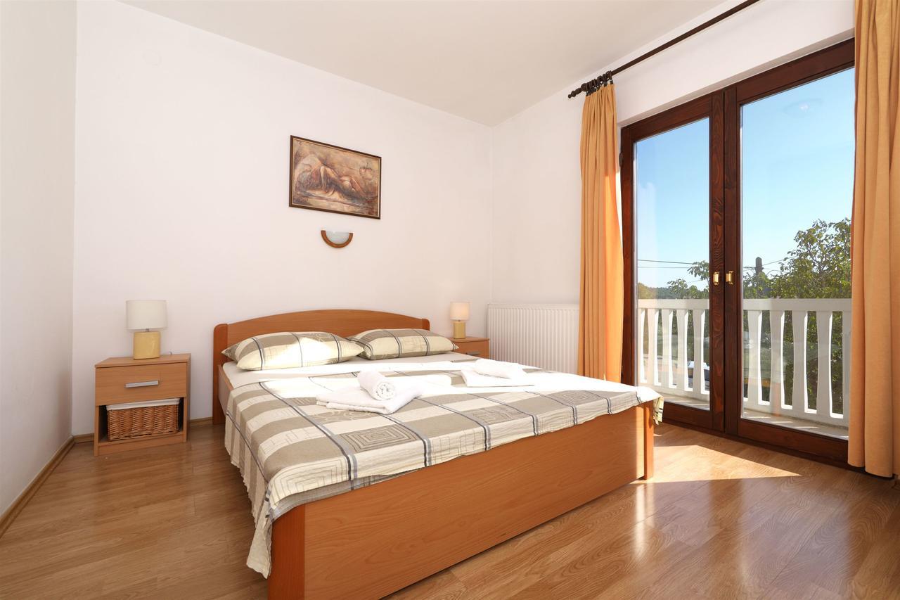 Apartments Snjezana Tisno Exterior photo