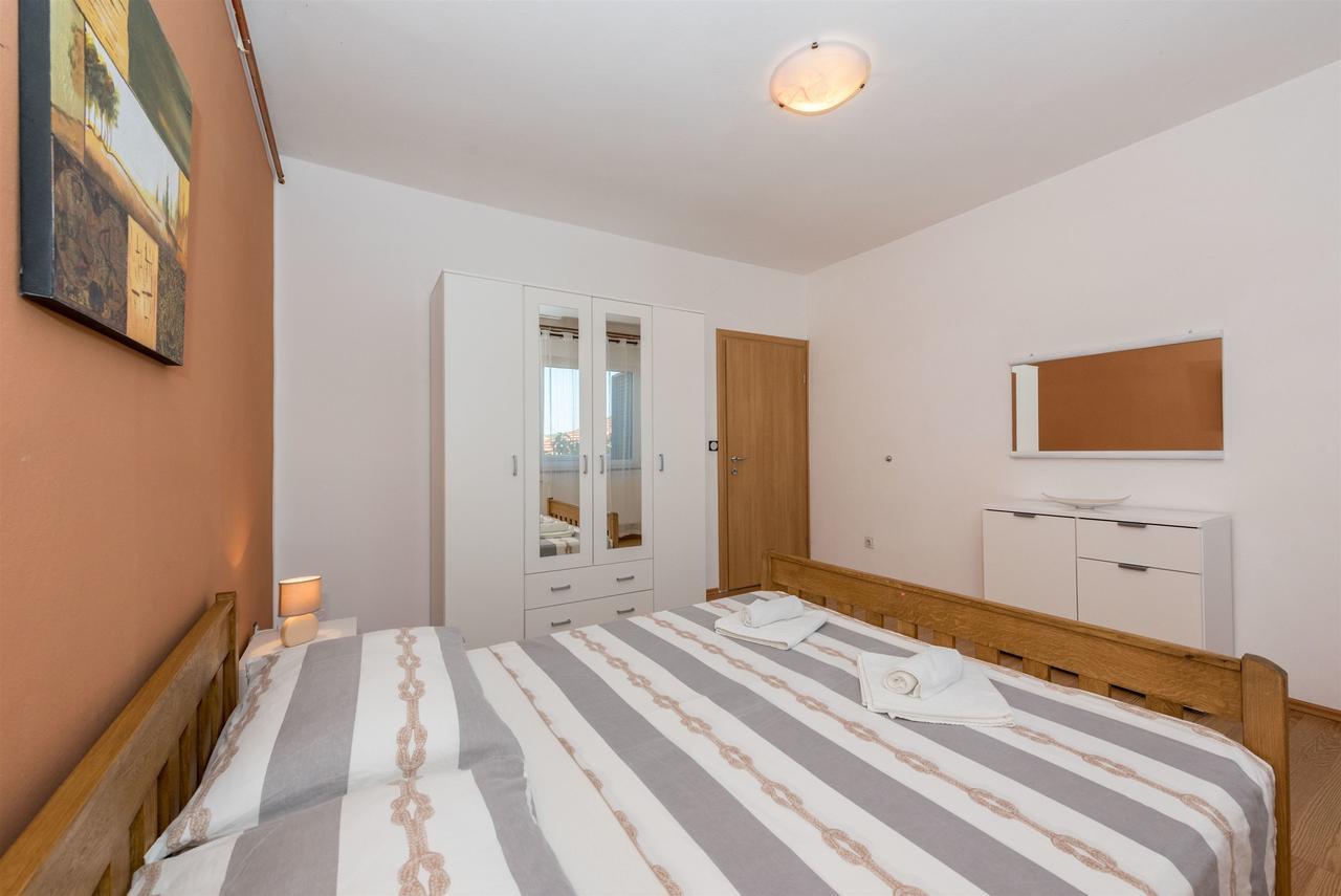 Apartments Snjezana Tisno Exterior photo