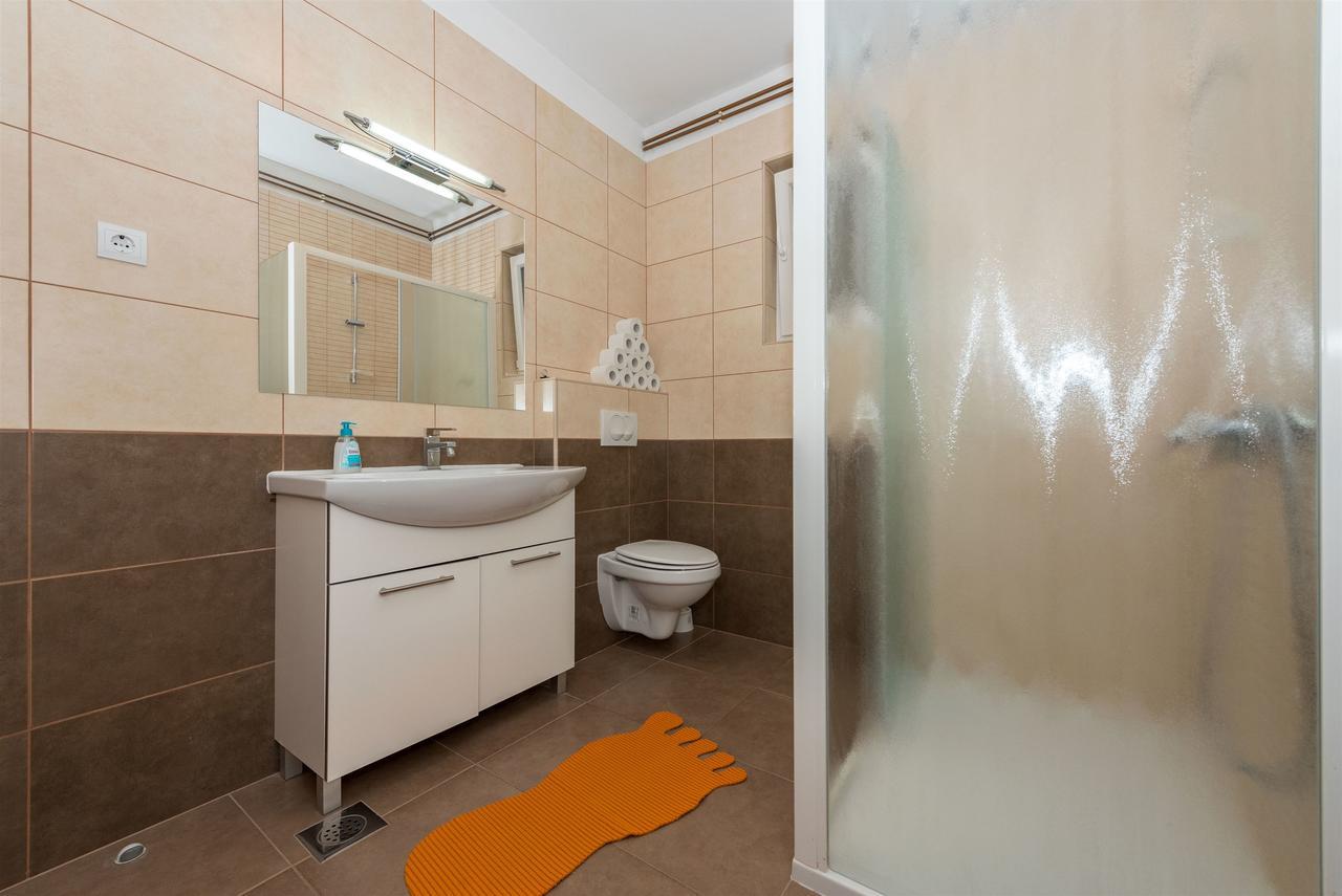 Apartments Snjezana Tisno Exterior photo