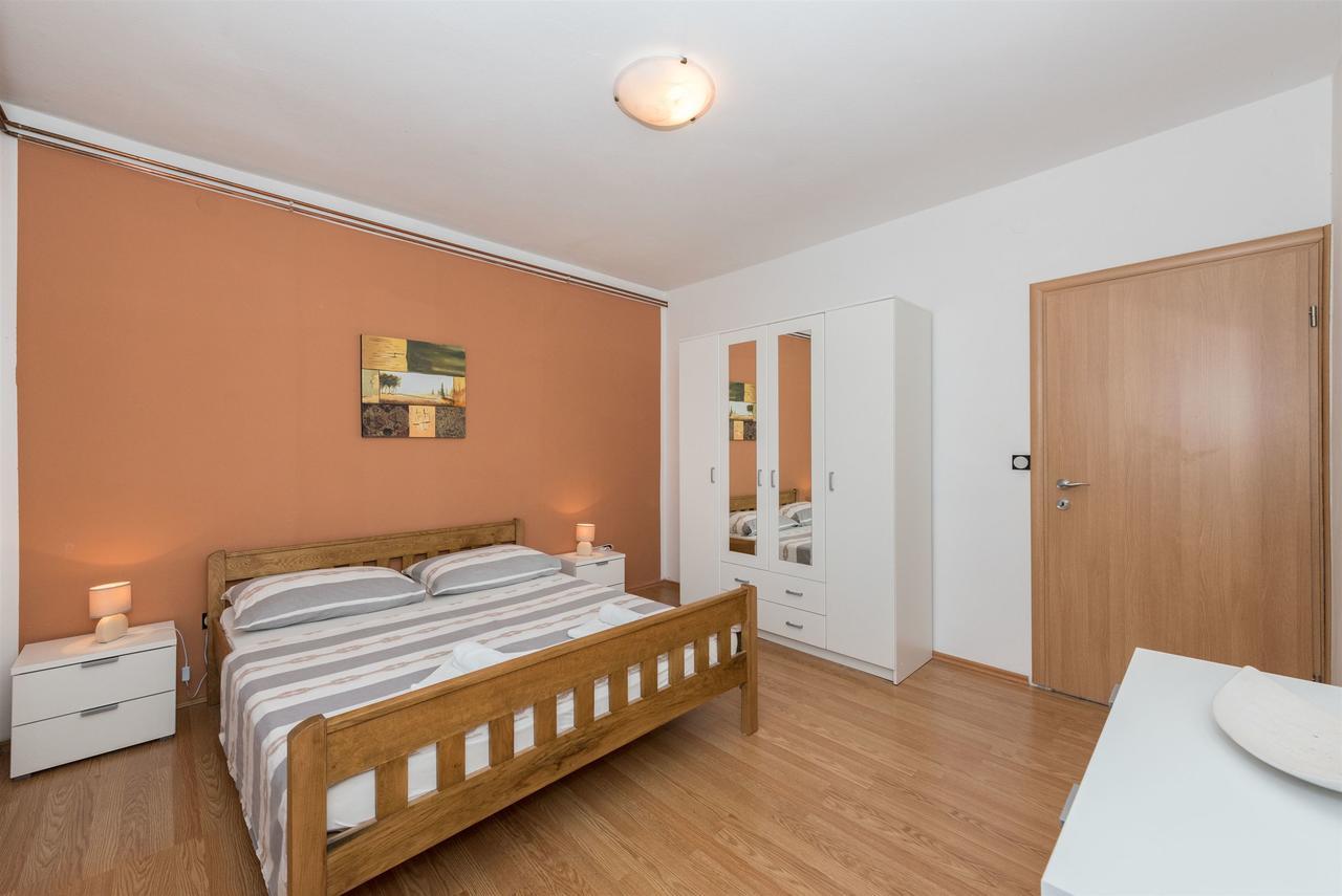 Apartments Snjezana Tisno Exterior photo