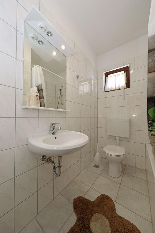 Apartments Snjezana Tisno Exterior photo